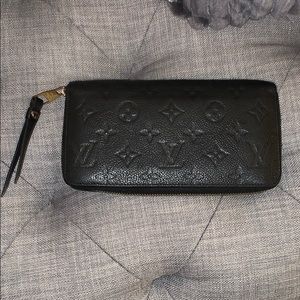 Louis Vuitton zippy wallet